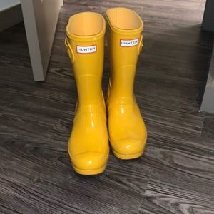Yellow Hunter Calf-high Rainboots. Size 9